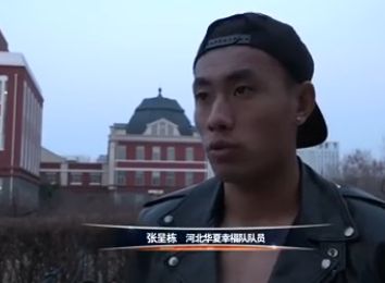虽然仍被传统思想束缚，但他的内心，在人性的善与真的影响下，也在悄然发生着变化。