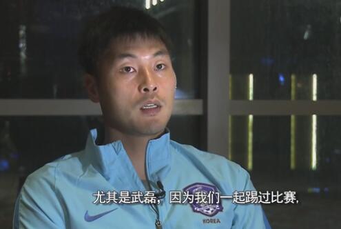 在随后的庆祝派对上，周迅脚踏3寸高跟鞋满场走，更将手上香槟一饮而尽，打破因怀孕两个月而闪婚的传闻。
