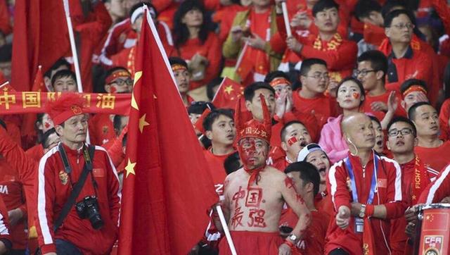 泰勒·斯威夫特穿白色T恤露美腿 桑德卖力助阵 2014-02-12 伦敦当地时间2月10日，美国乡村天后泰勒·斯威夫特伦敦演唱会如约而至，泰勒现场卖力演出，劲歌热舞不断，身穿白色T恤露纤细美腿，与英国女歌手艾梅丽·桑德疯狂对唱，气氛high到极点。