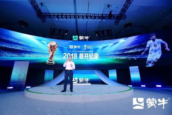 男主演扎克·埃夫隆身穿笔挺西装亮相，与伊莫琴·普茨一同现身。
