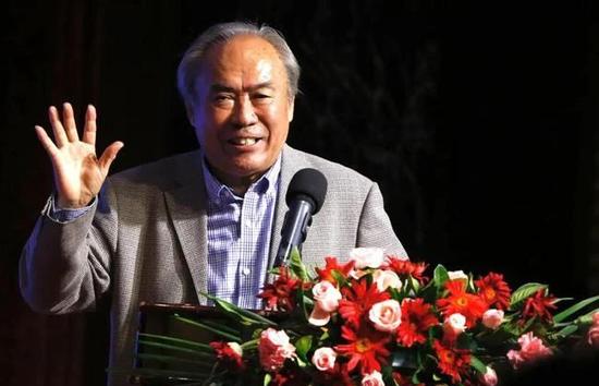 电影《魔法坏女巫》将分为上、下两部上映，上部定档在2024年11月22日，下部提档至2025年11月21日。
