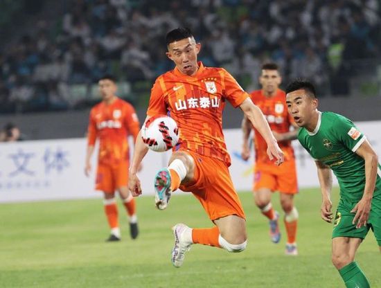 泰勒·斯威夫特剪发后现身 举手投足显成熟妩媚 2014-02-13 当地时间2月12日，洛杉矶，泰勒·斯威夫特出现在机场，这是她自从剪掉长发后第一次出现在公开场合，不同于以往长发飘飘的她，短发的斯威夫特看起来更加成熟，一举一动散发出小女人的魅力。