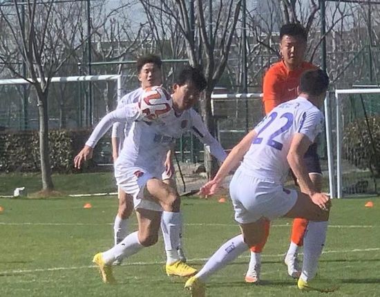 主演新剧《肯尼迪》聚焦著名政治家族 2 堪比时装周!