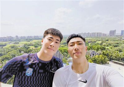 活动现... 《真人快打2》曝双色对决海报 硬核格斗宿命交 根据知名电子游戏改编的动作电影《真人快打2》发布“生死对决”版海报。