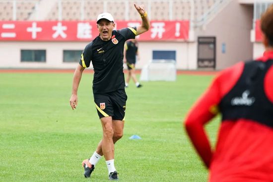 丽贝卡·豪尔、本·金斯利、斯坦利·图齐、萨曼莎·巴克斯、唐·钱德尔等明星都出 《穿普拉达的女王2》梅姨、图齐拍摄MetGala场景 2025-08-04 当地时间8月1日，美国纽约，电影《穿普拉达的女王2》曝路透，当天正在拍摄“梅姨”梅丽尔·斯特里普和斯坦利·图齐参加Met Gala的场景。