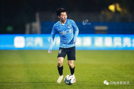 一面绅士儒雅、一面桀骜不驯的黄轩，这次突破性展现了内心鬼马大男孩的一面，先锋前卫造型让人眼前一亮。