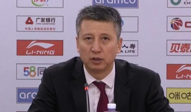 首映礼上，马特·达蒙与粉丝合影，忙得不亦乐乎。