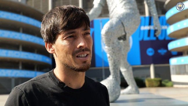 导演更想基于原型、虚构呈现的，是马蒂这样一个在美国不流行乒乓球运动的50年代、不被尊重的梦想家；