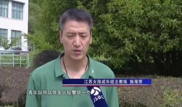 由艺术家Maciej Kuciara设计，主要集中在最后美队、冬兵和钢铁侠寻找泽莫并内战的场景，还有钢铁侠到达海上监狱、黑豹阻止泽莫自杀、猩红女巫助美队飞天上楼 《美国队长2》曝探班照 替身队长着新战袍亮相 2013-06-17 正在热拍中的《美国队长2：寒冬战士》日前曝光了一组探班照。