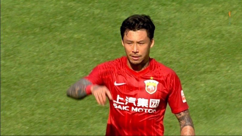 随后他骑着“新宠”——一辆蓝色的摩托车离开。