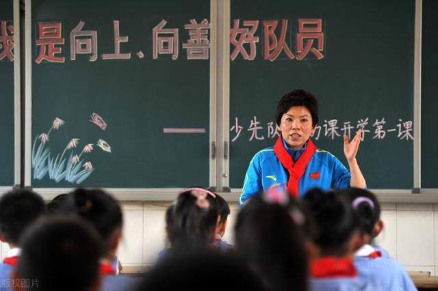 三人不约而同地选择了黑色上衣与牛仔长 《奇迹的苹果》试映会感人 菅野美穗下跪飙泪 2013-05-22 阿部隆史与菅野