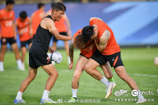 ”三个儿子在一旁陪伴，画面温馨，三兄弟的高颜值也被网友大赞。