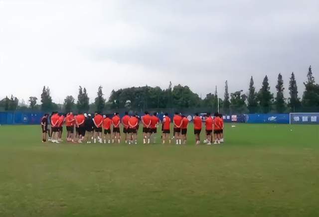 盘扣的诞生不仅是为了固定衣襟，更是手艺人将布料编织成袢条后，通过盘绕打结创造出的指尖艺术。