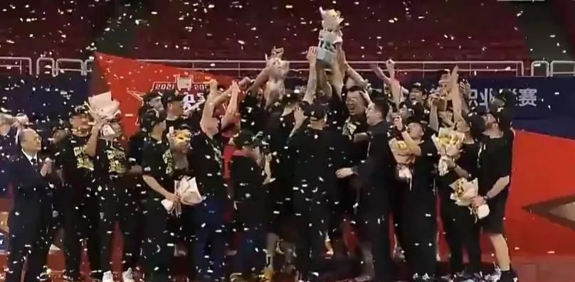 《震耳欲聋》武汉武汉这座城市在过去一年里，也见证了不少动人的故事。