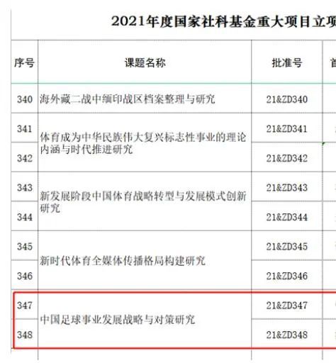 安妮斯顿在片场面容憔悴，疤痕明显，与平日里光彩照人的形象差距甚远。