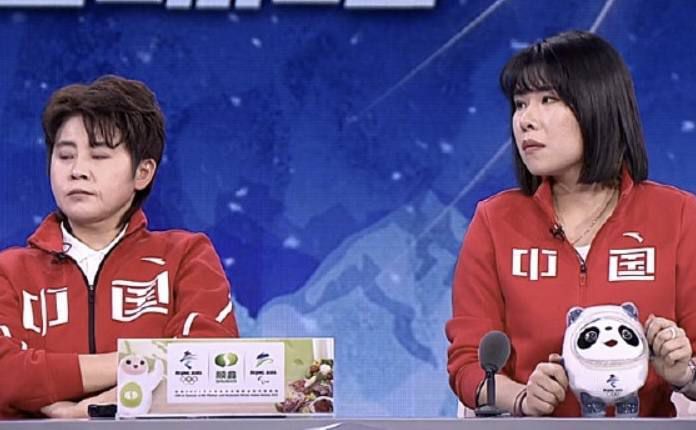 》讲述85岁妈妈独自照顾65岁阿尔茨海默病女儿 莱昂纳多带小女友见家长 老妈时髦赴宴心情超好 2014-05-26 当地时间5月24日，39岁的好莱坞巨星莱昂纳多·迪卡普里奥携21岁超模小女友托妮·伽恩与老妈一同用餐，一起赴宴的还有一帮友人，莱昂纳多老妈衣着时髦，席间开心大笑心情超好，想必对未来的儿媳妇想当满意。