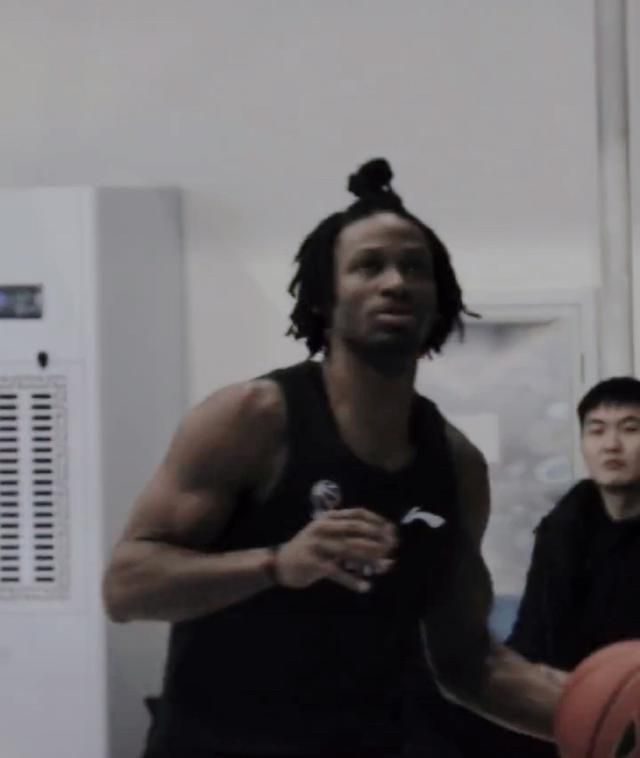 该被告在接到法院应诉通知后，主动联系代理律师向龚俊表达歉意并表示愿意向龚俊公开致歉。