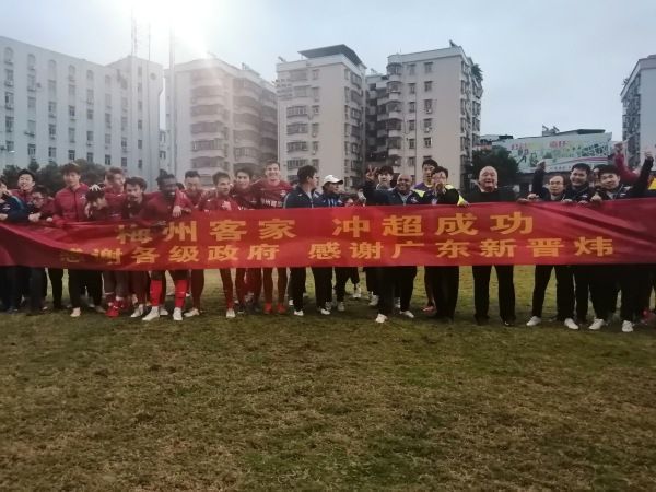 1月19日片方发布了一组全新的全家福海报，“太空熊猫”海报大家庭再添新丁。