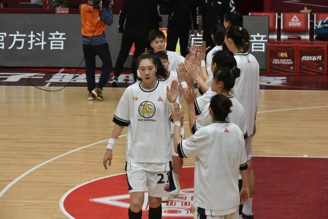 片方发布电影终极预告片，由陈意涵本色出演的“新若曦”周旋于两位高帅富——窦骁和杨祐宁之间，浪漫温馨又搞笑十足的爱情桥段 《对风说爱你》曝光新剧照 杨祐宁陷“多角恋” 2015-06-08 电影《对风说爱你》由杨祐宁、郭采洁、郭碧婷、胡宇威、柯佳嬿、李晓川、李淳联袂出演，男一号杨祐宁饰演的盛鹏可以说是整部电影的灵魂人物，周转于影片中多位女主之间，戏外专情，戏内多情，让人傻傻分不清楚。