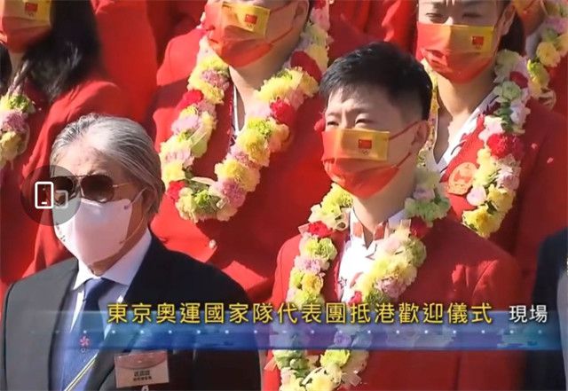 两人在寒冷的冬天相互倚偎取暖，渐渐看到了希望。