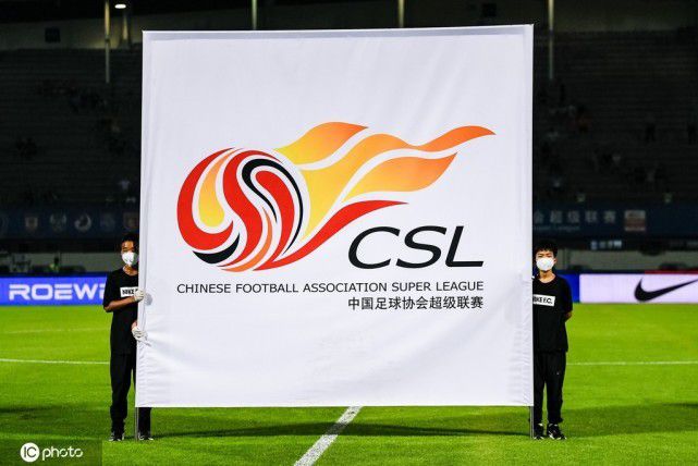当天，导演大卫·凯普正在给两位演员说戏，还对德普示范怎样拥抱格温妮丝，看起来，这两位巨星在片中的关系可不一般。