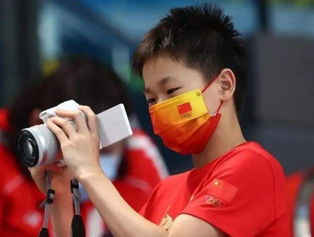 在整个长镜头走过的街景里，有红灯区、育婴室，构筑了一个紧扣青春成长主题表达的视觉场域。