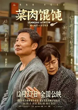 当天，安娜以一身All Black造型现身大秀，高开衩A字裙搭配阔版西装，内搭黑色Bra，性感迷人。