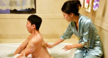 她的丈夫亚当·舒尔曼身穿浅色线衣 外媒评选好莱坞讨厌鬼TOP20 安妮·海瑟薇第九 2013-04-22 ·比伯、泰勒·斯威夫特等话题人物也在榜上，而因参演《悲惨世界》而获得85届奥斯卡最佳女配角的“公主”安妮·海瑟薇居然也爆冷上榜，排名第九，其名次甚至“打败”了好莱坞坏女孩儿琳赛·罗翰。