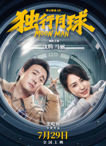 马思纯坐在沙发上的被绿色包围，不仅沙发和提包是绿色，就连上装和短裤也是黄绿色。