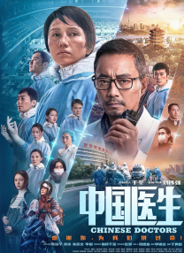 她身穿菱格刺绣短裙，脚踩裸色尖头鞋。