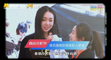 照片中，两人嘟嘴卖萌，十分搞笑。