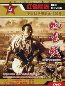 照片中，鹿晗剪了短发造型，身穿黑色皮衣搭配重金属项链，清爽帅气；刘雯身穿西装套装，酷飒有型，两人同框比耶合照，超养眼。