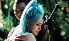 《记忆》发“回眸”海报 蒂尔达·斯文顿凝望画作 2023-06-21 由阿彼察邦·韦拉斯哈古执导，蒂尔达·斯文顿领衔主演、埃尔金·迪亚兹、让娜·巴利巴尔、胡安·帕布罗·梅迪、丹尼尔·希梅内斯·卡乔主演，贾樟柯联合监制的电影《记忆》​6月22日起将于全国艺术电影放映联盟 阿彼察邦二搭蒂尔达·斯文顿！