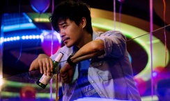 《飞行家》导演：鹏飞主演：蒋奇明、李雪琴根据东北作家双雪涛的同名小说《飞行家》改编的电影将于2026年年初上映，本片由《又见奈良》的导演鹏飞执导，由蒋奇明、李雪琴领衔主演。