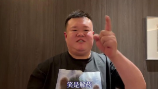 萨莎·拜伦·科恩 戴假发配黑超搞怪现身，身旁有一众身穿比基尼的美女模特围绕身边，现场十分热闹。
