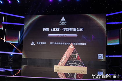 途中获粉丝热情接驾，小贝笑脸相迎亲和友好。